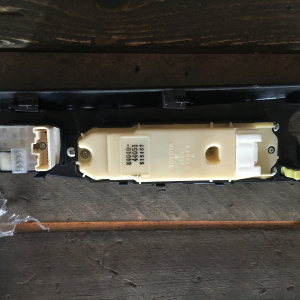 Пульт стеклоподъемника TOYOTA Isis ZGM11 перед, прав 84040-44051