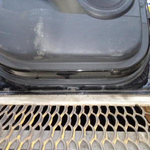 Дверь боковая Kia Sportage KM/JE/FQ '2004-2010 зад, лев в сборе, с накладкой (дефект, вмятины)