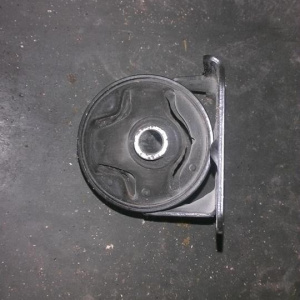 Подушка двигателя Nissan CD20 W30 на акпп 4WD