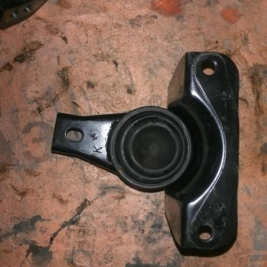 Подушка двигателя Suzuki M13A Swift ZC11S/ZC71S перед, прав