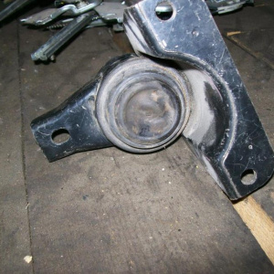 Подушка двигателя Suzuki M13A Swift ZC11S/ZC71S перед, прав