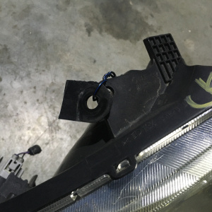 Фара NISSAN лев Y12 деф.крепл