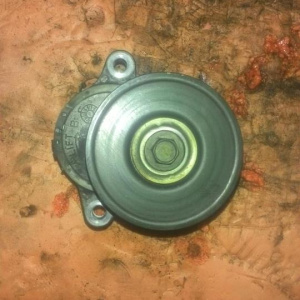 Натяжитель ремня генератора Suzuki J20A TJ52W