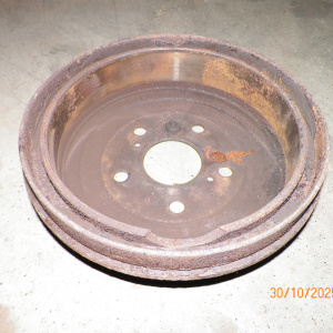 Барабан тормозной TOYOTA ACV30 R Скол из нутри. 42431-33111
