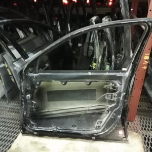 Дверь боковая Volkswagen Passat B5/3B2/3B3/3U4 '1996-2000 перед, прав голая (дефект)
