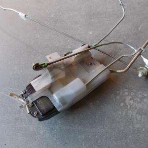 Замок двери Toyota SXA10 Rav4 (3door) L