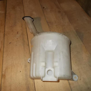 Бачок омывателя Toyota NCP10/NCP20/NCP30/NCP50/NCP80 Vitz/Platz/Funcargo/bB/Probox/Sienta (2л.) 85315-52050