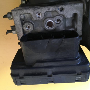 Блок ABS TOYOTA NZE124 дефект