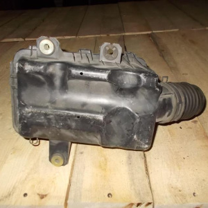 Корпус воздушного фильтра Mazda CG2PP '1995 Capella