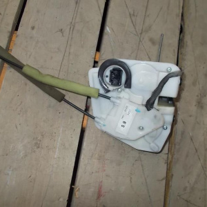 Замок двери Mazda DE3FS Demio перед, прав