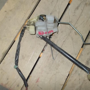 Замок двери Mazda GF8P Capella перед, прав