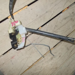 Замок двери Mazda GF8P Capella перед, прав