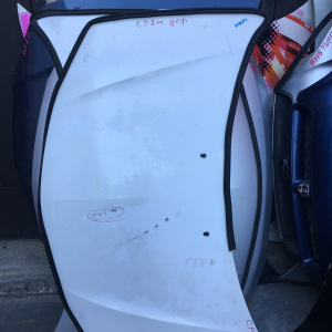 Капот Mazda Premacy CP8W дефект