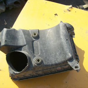 Корпус воздушного фильтра TOYOTA AE111 Corolla Levin