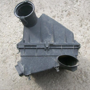 Корпус воздушного фильтра Mercedes M-Class W163 M112 (дефект, сломана одна лапка сбоку) A1635050160