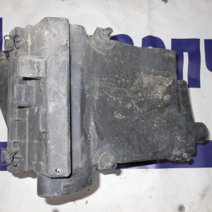 Корпус воздушного фильтра Mercedes M-Class W163 M112 (дефект, сломана одна лапка сбоку) A1635050160