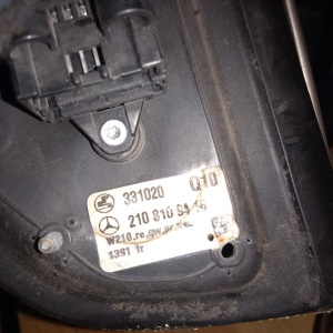 Зеркало Mercedes E-Class W210 прав 11к повторитель (дефект стекла) A2108109416