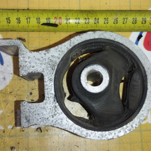 Подушка двигателя Toyota 4E/5E Raum/Corsa EXZ10/EL50 перед, лев 12372-11180 / 12372-11190