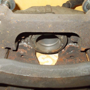 Суппорт Volvo RS/SW/CZ/CT S60 '2003-2014 перед, прав R16 Ate 30636355 (дефект крепления)