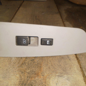 Пульт стеклоподъемника Nissan Maxima A34 перед, прав LHD 80960-7Y002