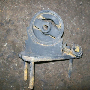 Подушка двигателя Toyota 3S/4S Camry SV30/SV35/SV40/SV43 2WD/4WD дефект, порван сайленблок F 12361-62060/-64120