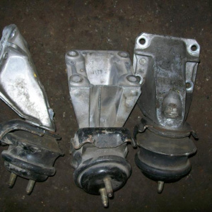 Подушка двигателя Toyota 1G/1JZ/2JZ GX90/GX100/JZX100 2шп. L=R  с кронштейном