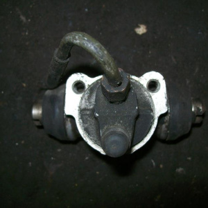 Тормозной цилиндр Nissan U30 R