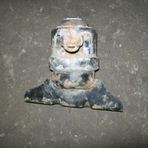 Подушка двигателя Mazda AJ Tribute EPFW перед, прав