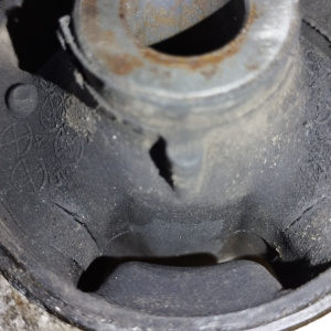 Подушка двигателя Mazda L3/LF Atenza/Mazda6 GG3P/GY3W 2WD a/t зад. низ косточка ДЕФЕКТ + крепение к акпп R GJ6A39040A / GJ6G3904XA