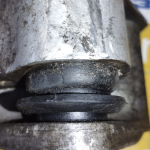 Подушка двигателя Mazda L3/LF Atenza/Mazda6 GG3P/GY3W 2WD a/t зад. низ косточка ДЕФЕКТ + крепение к акпп R GJ6A39040A / GJ6G3904XA