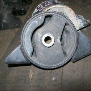 Подушка двигателя Nissan GA15 B14/N15 R