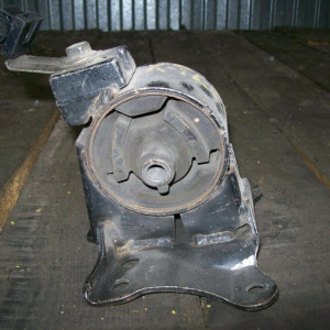 Подушка двигателя Nissan QR20/QR25 X-Trail NT30/TNP12 a/t железо перед, лев 11221-8H300 / 112208H310