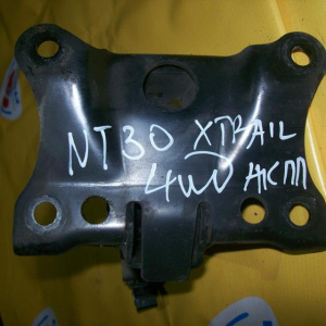 Подушка двигателя Nissan QR20/QR25 X-Trail NT30/TNP12 a/t железо перед, лев 11221-8H300 / 112208H310