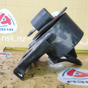 Подушка двигателя Nissan QR20 Serena C24 перед, прав
