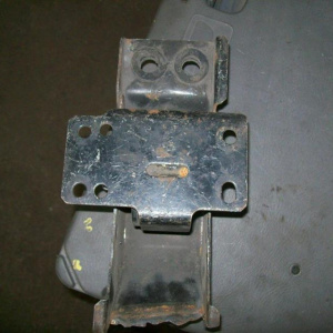 Подушка двигателя Nissan CD20 акпп с кронштейном