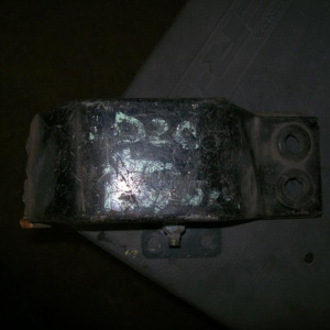 Подушка двигателя Nissan CD20 акпп с кронштейном