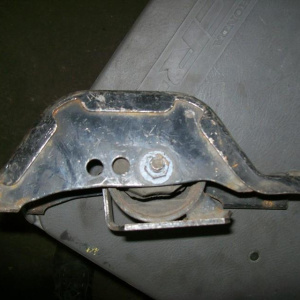 Подушка двигателя Nissan CD20 акпп с кронштейном