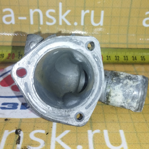 Корпус термостата Nissan GA15-DE/GA16-DE выход наискосок NEW без датчика ( крышка )