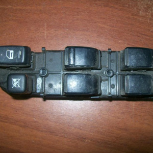 Пульт стеклоподъемника TOYOTA Ist NCP60 перед, прав