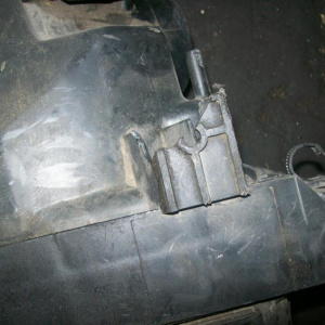 Корпус воздушного фильтра TOYOTA ACA20 2AZ RAV4 дефект крепл.