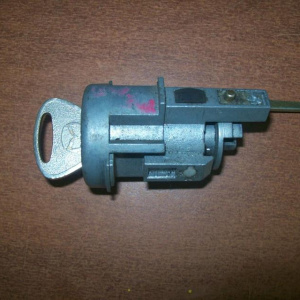 Замок зажигания Mazda DW3W Demio личинка