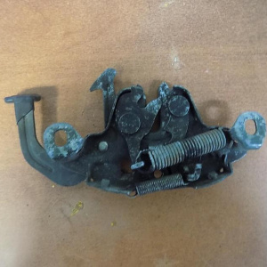 Замок капота Nissan Liberty M12