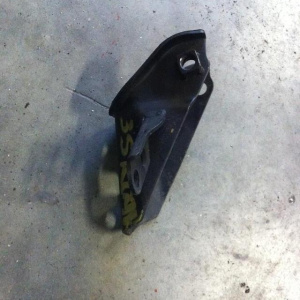 Крепление подушки ДВС Toyota 3S-FE Corona ST190 2WD a/t A241E зад. R ( H ) 12321-74270