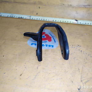 Крепление подушки ДВС Toyota 3S-FE Corona ST190 2WD a/t A241E зад. R ( H ) 12321-74270