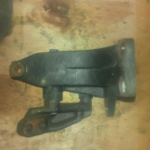 Крепление подушки ДВС Toyota 1MZ Harrier MCU15 4WD зад, прав н