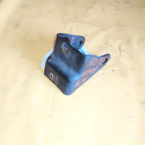 Крепление подушки ДВС Toyota 1AZ-FE/2AZ-FE RAV4 ACA21 4WD U140F зад. R