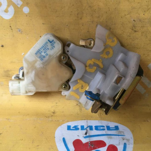 Замок двери Nissan G10 Bluebird Sylphy зад, лев