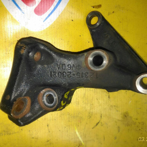 Крепление подушки ДВС Toyota 1SZ Vitz/Platz/Yaris/Echo SCP10 чугун перед, прав