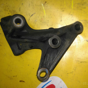 Крепление подушки ДВС Toyota 1SZ Vitz/Platz/Yaris/Echo SCP10 чугун перед, прав
