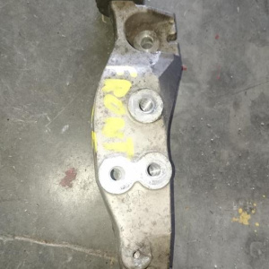 Крепление подушки двс Nissan VQ25/VQ30/VQ35 Y33/Y34/F50/Z33/Y50/V35/S50/M35 крепления переднего редуктора перед, прав